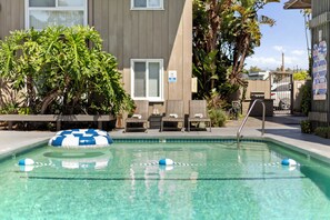 A clear swimming pool with lounge chairs and a no diving sign. - Sea Cliff #8 | La Palma (San Diego)