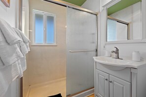 Shower, hair dryer, towels - Sea Cliff #8 | La Palma (San Diego)