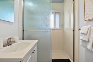 Shower, hair dryer - The Cabana | ocean front & pool (San Diego)