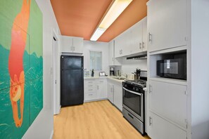 Fridge, microwave, oven, stovetop - The Cabana | ocean front & pool (San Diego)