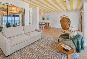 TV, books - The Slim - Ocean Front (San Diego)