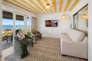 TV, books - The Slim - Ocean Front (San Diego)