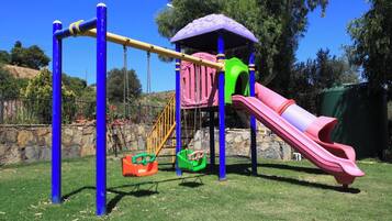 Apartament familiar, vistes a la piscina | Zona infantil