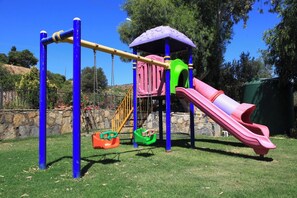 Apartamento familiar, vistas a la piscina | Zona infantil