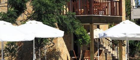 สแตนดาร์ดอพาร์ทเมนท์, ระเบียง, วิวสระว่ายน้ำ | สระว่ายน้ำ