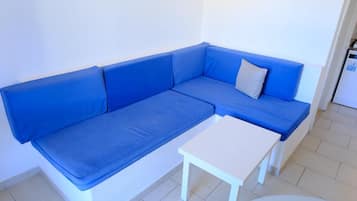 Standard-Apartment, Balkon, Poolblick | Wohnbereich