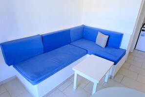 Standard-Apartment, Balkon, Poolblick | Wohnbereich