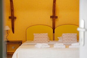 1 dormitorio, tabla de planchar con plancha, wifi y ropa de cama