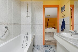 Ducha, secador de pelo y toallas