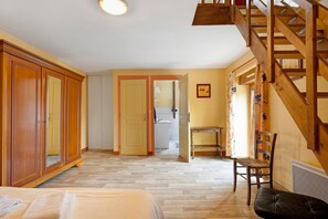 1 dormitorio, tabla de planchar con plancha, wifi y ropa de cama
