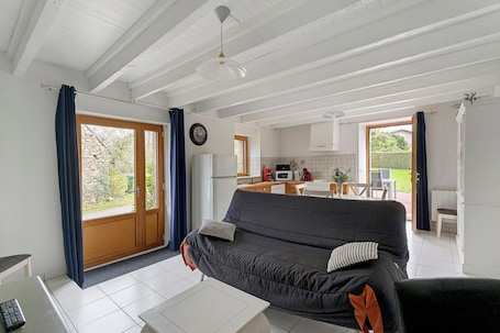 Télévision. Maison de vacances « Gîte Hirondelle » avec terrasse privée, jardin privé et Wi-Fi