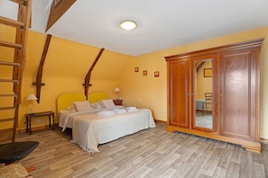 1 dormitorio, tabla de planchar con plancha, wifi y ropa de cama