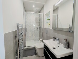 Shower, hair dryer, towels, soap - Luxury Wimbledon 2B2B | Cinema • Gym • Games Room (London)