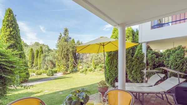 Terrace/patio - Top apartment in the Allgäu with sauna area, natural swimming pond, carport, charging statione (Wertach)