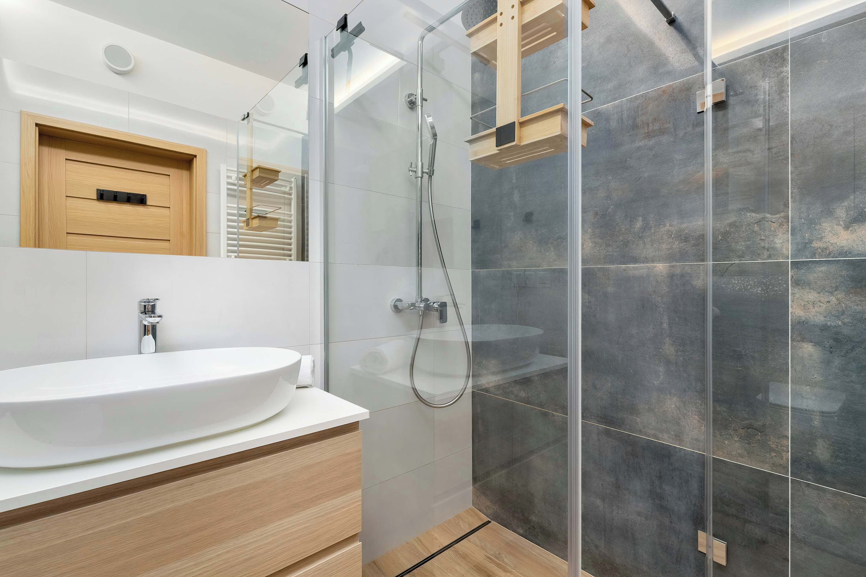 Een douche, een haardroger, handdoeken, shampoo