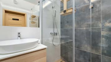 Een douche, een haardroger, handdoeken, shampoo