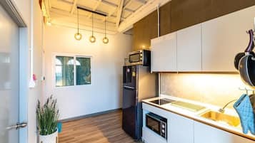 Großer Kühlschrank, Mikrowelle, Ofen, Herdplatte
