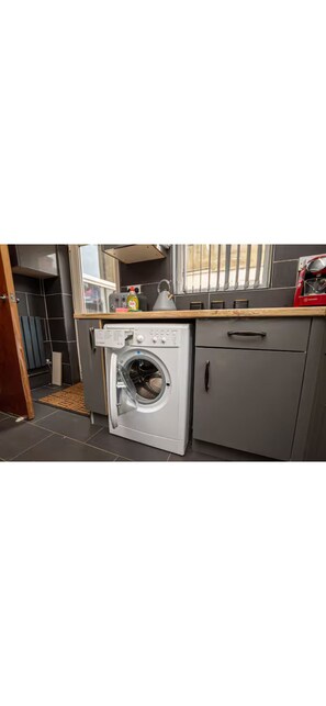 Interior - Huge 4-bedroom house,  with free parking, for short breaks and longer stays. (Nottingham)