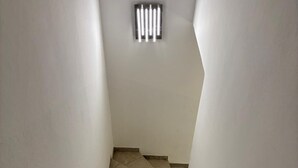 Een trap met een lamp bovenin.