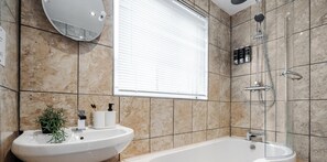 Hair dryer, towels, soap, toilet paper - Cosy 2 bed home for Contractors, Getaways and Business Travellers w/Free Parking (St Helens)