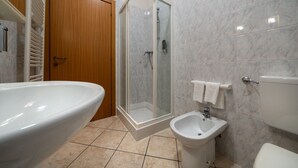 A bathroom with a bathtub, a shower enclosure, a bidet, and a toilet. - HOTEL MAX  LAZISE (Lazise)