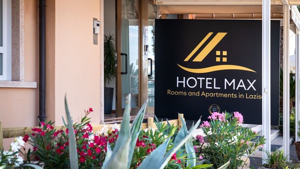 A hotel sign with a logo and text indicating it is Hotel Max, offering rooms and apartments in Las Vegas. - HOTEL MAX  LAZISE (Lazise)