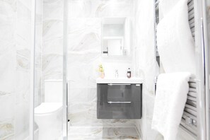 Superior Apartment | Bathroom - The Wembley Crown Luxe 1 Bed Flat  (Wembley)
