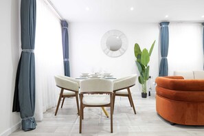 Superior Apartment | Dining - The Wembley Crown Luxe 1 Bed Flat  (Wembley)