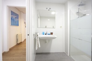 Shower, hair dryer, towels - Santa Rosa Madrid 101 by Escape Home (Madrid)