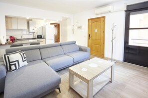 TV - Santa Rosa Madrid 201 by Escape Home (Madrid)