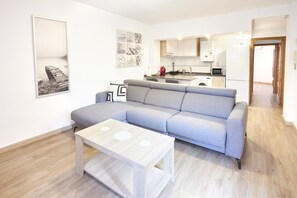 TV - Santa Rosa Madrid 201 by Escape Home (Madrid)