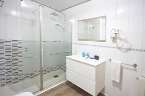 Douche, sèche-cheveux, serviettes fournies