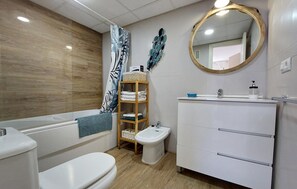 Shower, hair dryer - 1 bedroom stunning apartment in Torremolinos (Torremolinos)