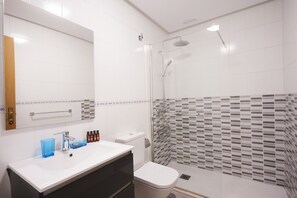 Douche, sèche-cheveux, serviettes fournies