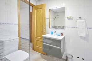Shower, hair dryer, towels - Santa Rosa Madrid 303 by Escape Home (Madrid)