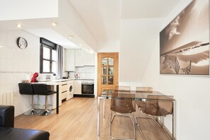 Dining - Santa Rosa Madrid 304 by Escape Home (Madrid)
