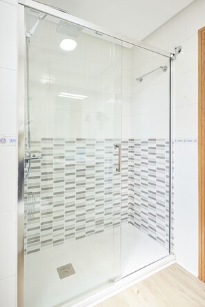 Shower, hair dryer, towels - Santa Rosa Madrid 305 by Escape Home (Madrid)