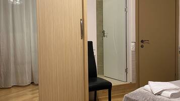 Habitación doble estándar, vista a la ciudad | Cortinas blackout, insonorización y tabla de planchar con plancha