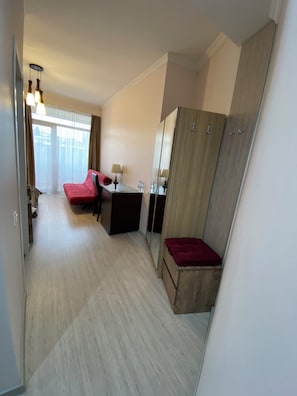 Habitación cuádruple Deluxe, vista a la ciudad | Interior