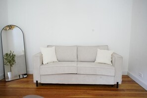 Deluxe-Apartment, 1 King-Bett und Schlafsofa, Küche, Stadtblick | Wohnbereich