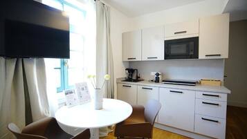 Klassiek appartement, 1 kingsize bed, keuken, uitzicht op bergen | Privékeuken | Een koffiezetapparaat/waterkoker, een broodrooster
