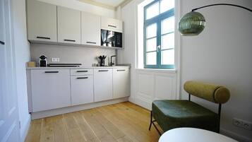 Deluxe Apartment, 1 King Bed with Sofa bed, Kitchen, Mountain View | Private kitchen