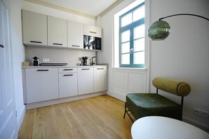 Deluxe Apartment, 1 King Bed with Sofa bed, Kitchen, Mountain View | Private kitchen | Coffee/tea maker