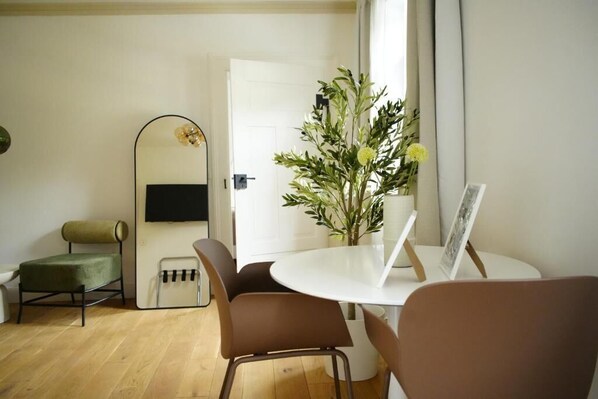 Classic-Apartment, 1 King-Bett, Küche, Bergblick | Speisen