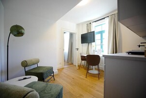 Classic Apartment, 1 King Bed, Kitchen, Mountain View | Free WiFi, bed sheets