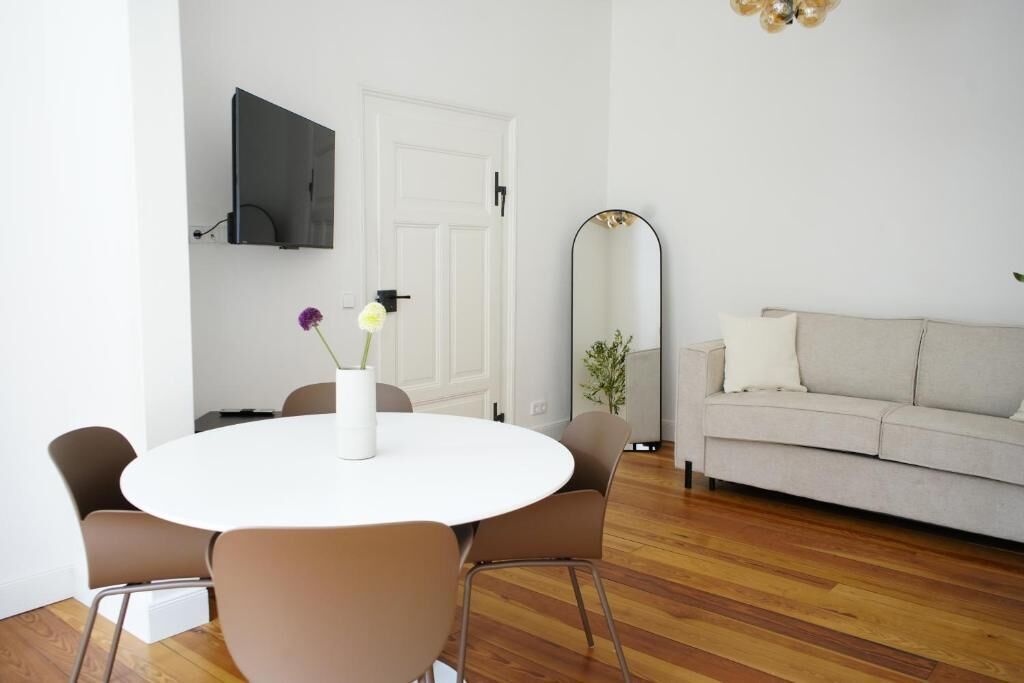 Deluxe-lejlighed - 1 kingsize-seng med sovesofa - køkken - byudsigt | Spiseområde