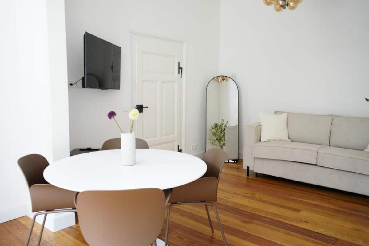 Deluxe-Apartment, 1 King-Bett und Schlafsofa, Küche, Stadtblick | Speisen