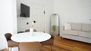 Deluxe-lejlighed - 1 kingsize-seng med sovesofa - køkken - byudsigt | Spiseområde