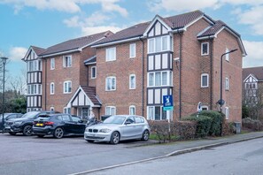 Front of property - Modern 1 Bedroom Apt in Streatham with Parking (London)