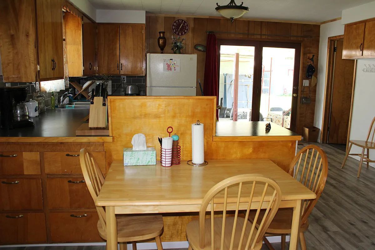Fridge, microwave, oven, coffee/tea maker